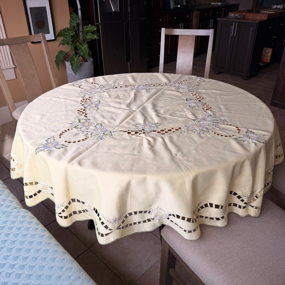 Round 70” Polyester Yellow Embroidered Embroidery Tablecloth cutwork